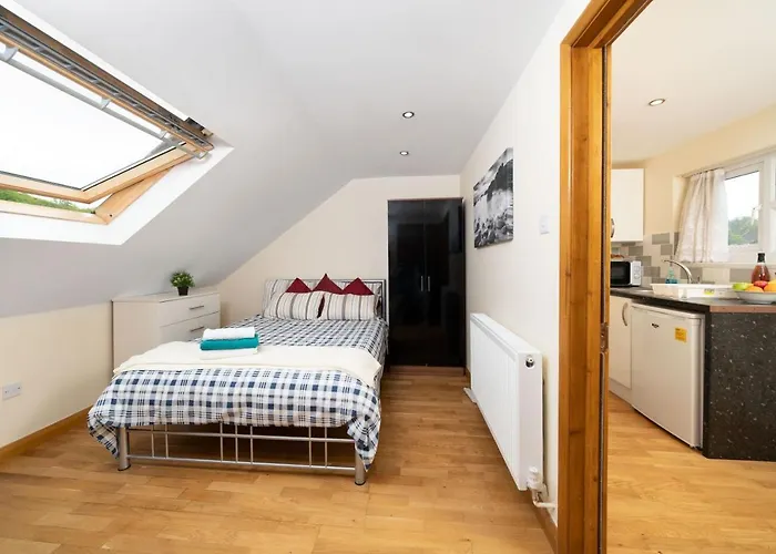 S6 Ensuite Loft Studio Space (Sandycroft Guest House)